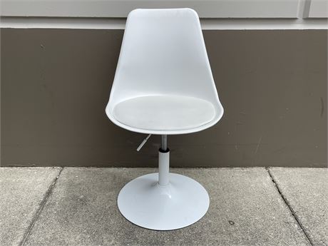 ADJUSTABLE WHITE CHAIR (3FT TALL)