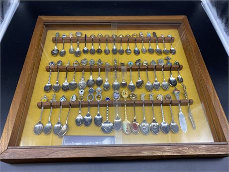COLLECTABLE SPOON SET IN SHOWCASE