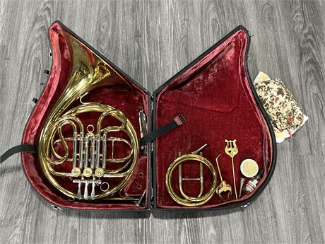 DOUBLE FRENCH HORN W/CASE
