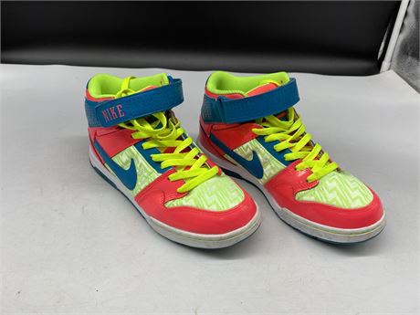 PAIR OF MULTICOLOURED NIKE SHOES SIZE 9