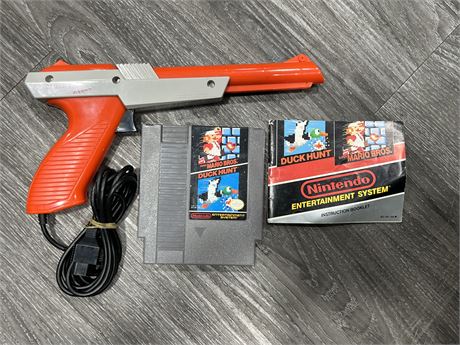 DUCK HUNT W/GUN & MANUAL - NES