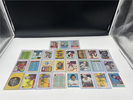 LOT OF VINTAGE HOCKEY CARDS