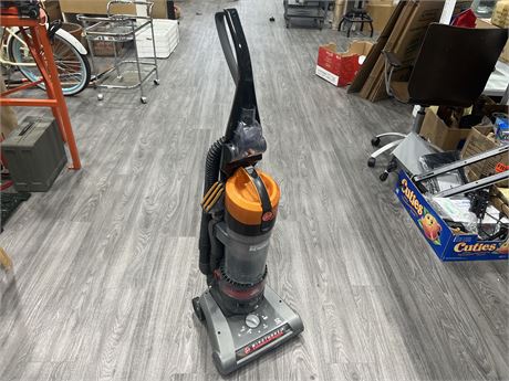 HOOVER BAGLESS UPRIGHT WINDTUNNEL VACUUM WORKS GREAT
