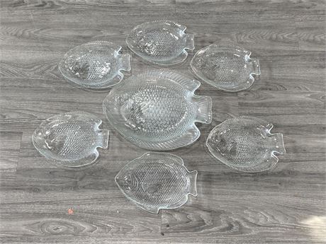 LOT OF 8 VINTAGE GLASS FISH PLATES - 6 SMALL / 2 LARGE (16”X12.5”)
