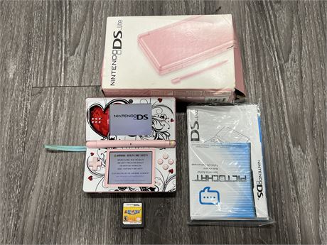 NINTENDO DS LITE W/GAME & BOX - POWERS UP - NO CHARGER