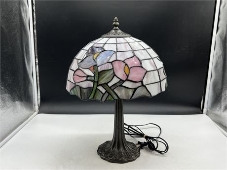 STAINED GLASS TABLE LAMP - WORKS (17” tall)