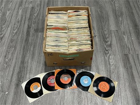 APPROX 500 45RPM RECORDS - CONDITION VARIES