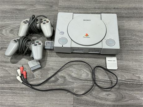 VINTAGE SONY PLAY STATION + 2 CONTROLLERS