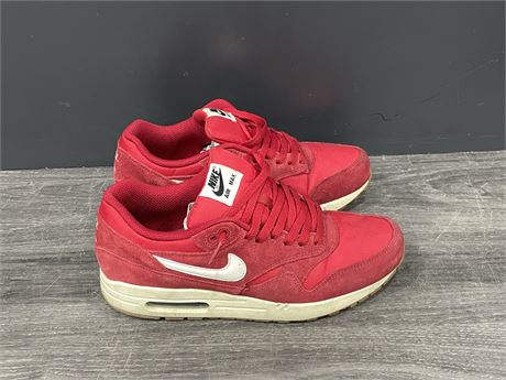 (LIKE NEW) RED NIKE AIR MAXS (SIZE 10.5)