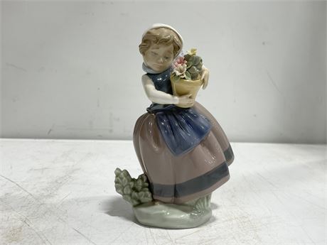 LLADRO “SPRING IS HERE” GIRL FIGURINE (MADE IN SPAIN) 7”