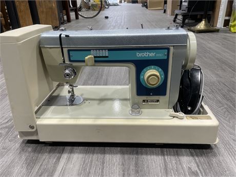 BROTHER SEWING MACHINE WITH CASE (WORKS)