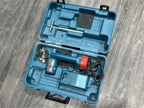 MAKITA SAW W/BATTERY & CHARGER IN CASE (Works)