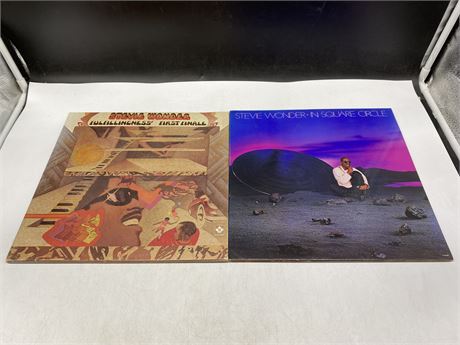 2 STEVIE WONDER RECORDS - IN SQUARE CIRCLE & FULFILLINGNESS - EXCELLENT (E)
