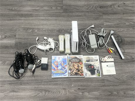 NINTENDO WII CONSOLE W/ CONTROLLERS, CORDS, GAMES & ECT
