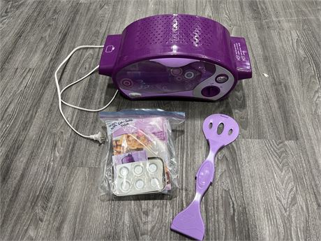 EASY BAKE OVEN WITH ACCESSORIES