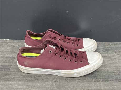 BURGUNDY CONVERSE LOW CUT SHOES - LIGHTLY USED SIZE 10 MENS