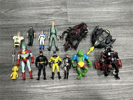LOT OF VINTAGE TOYS / ACTION FIGURES