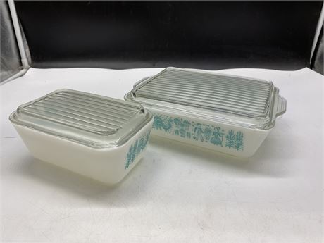 2 AMISH BUTTER PRINT LIDDED VINTAGE PYREX DISHES - 7” X 6”