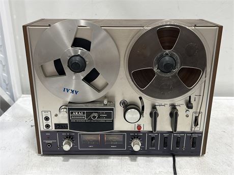 AKAI 4000DS REEL TO REEL - POWERS UP
