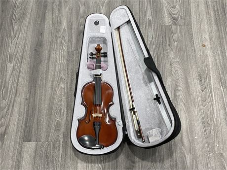 LIKE NEW VIOLIN & CARRYING CASE