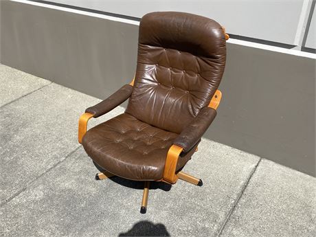 GOTE MOBEL VINTAGE LEATHER SWIVEL CHAIR