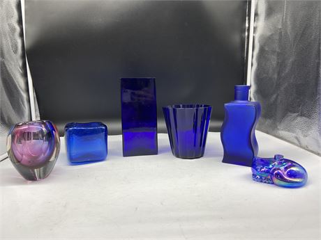 5 GLASS COBALT BLUE DECORATIONS & HEAVY RUBY COLOURED GLASS VASE