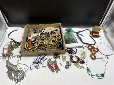 LARGE TRAY OF ESTATE NECKLACES/ASSORTED JEWELRY
