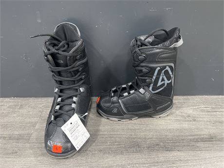 BRAND NEW - AVALANCHE SNOWBOARD BOOTS SIZE YOUTH 6