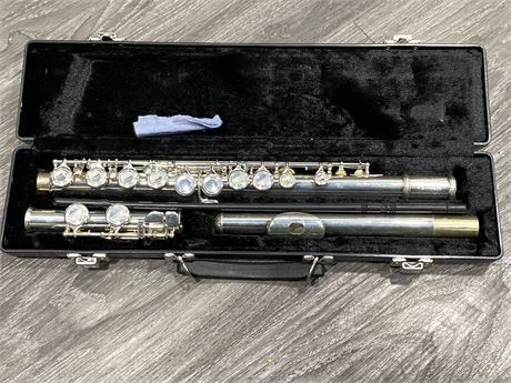 CARLTON CFL 100 SILVER PLATED FLUTE IN CASE
