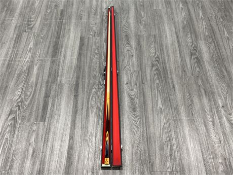ONE PIECE POWERGLIDE PRESIDENT POOL CUE IN NICE CASE (61”)