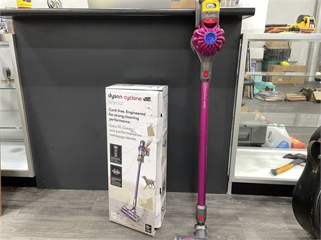 DYSON STICK VACUUM WITH BOX (NEEDS BATTERY)