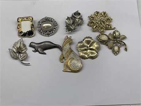 LOT OF COSTUME BROOCHES