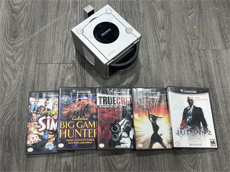 GAMECUBE W/5 GAMES - NO CORDS / UNTESTED