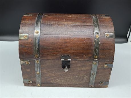 WOODEN PIRATE CHEST (13"x10"Dm - 10"Height)