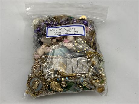 BAG OF VINTAGE COSTUME JEWELRY - GOOD CONDITION