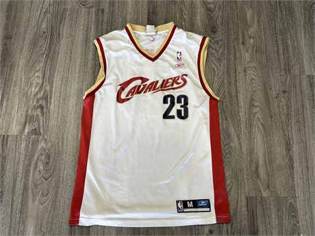 LEBRON JAMES CLEVELAND CAVALIERS BASKETBALL JERSEY SIZE M
