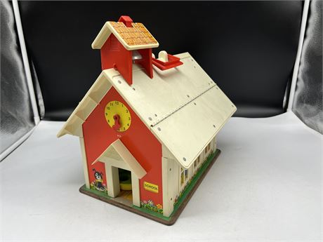 VINTAGE FISHER PRICE LITTLE PEOPLE SCHOOL HOUSE - COMPLETE 12”x12”x10”