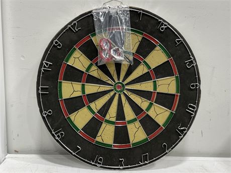 DOUBLE SIDED DART BOARD WITH 2 DARTS