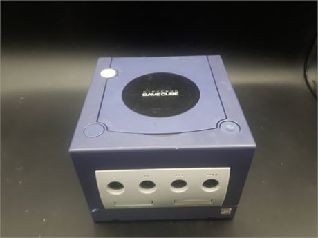 GAMECUBE CONSOLE CORE - WORKING BUT OPEN BUTTON STICKS A BIT - AS IS