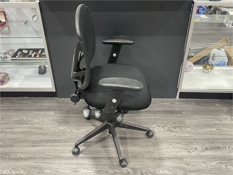 HIGH QUALITY ADJUSTABLE OFFICE CHAIR - SMALL TEAR IN EBLOW SUPPORT