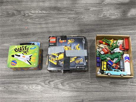 LOT OF LEGO & VINTAGE TOYS + LUNCH BOX