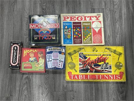 LOT OF VINTAGE / NEW GAMES INCL: MONOPOLY, SEALED DOMINOS, PEGITY, HOPLA, ETC
