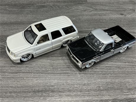 (2) 1:24 SCALE DIECAST VEHICLES