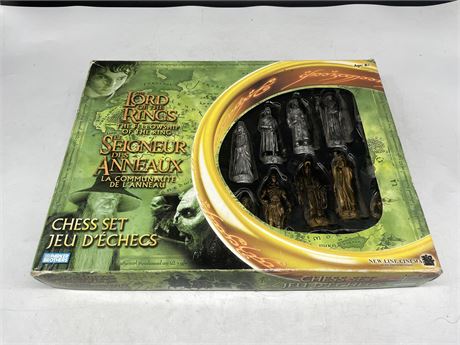 THE LORD OF THE RINGS CHESS SET COMPLETE