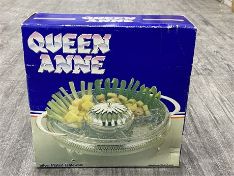 VINTAGE QUEEN ANNE SILVER PLATED HORS D’OEUVRE DISH IN ORIGINAL BOX - ENGLAND