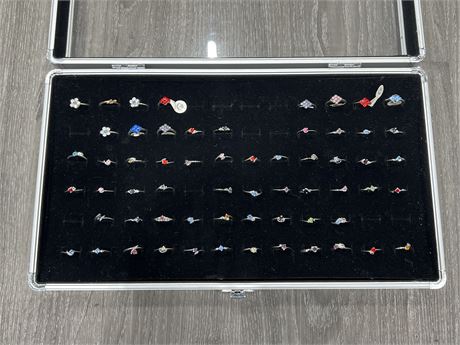 TRAY OF COSTUME JEWELRY RINGS