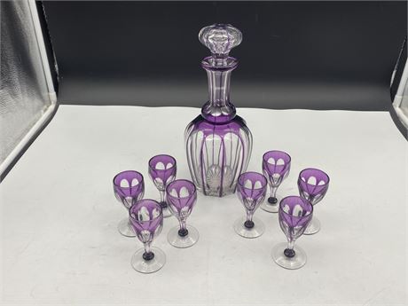 PURPLE & CLEAR VINTAGE GLASS DECANTER & 8 GLASSES