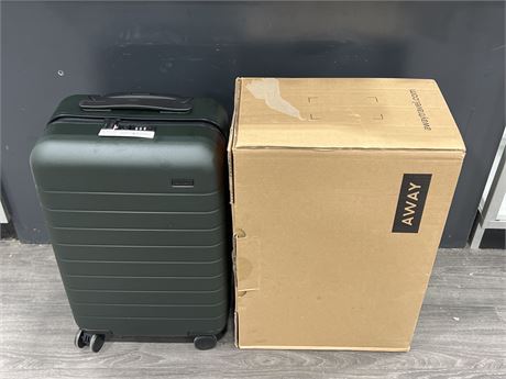 NEW GREEN STAND UP ROLLING LUGGAGE W/ BUILT IN USB PORT & BATTERY 22”x13”x8”
