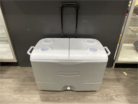 LARGE RUBBERMAID COOLER ON WHEELS 29”x15”x17”