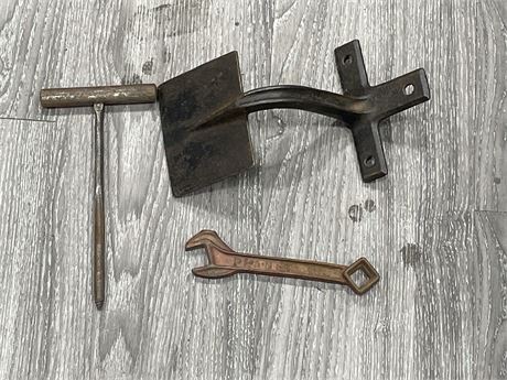 ANTIQUE CAST IRON BUGGY STEP, PLANT JR WRENCH, METAL AUGAR